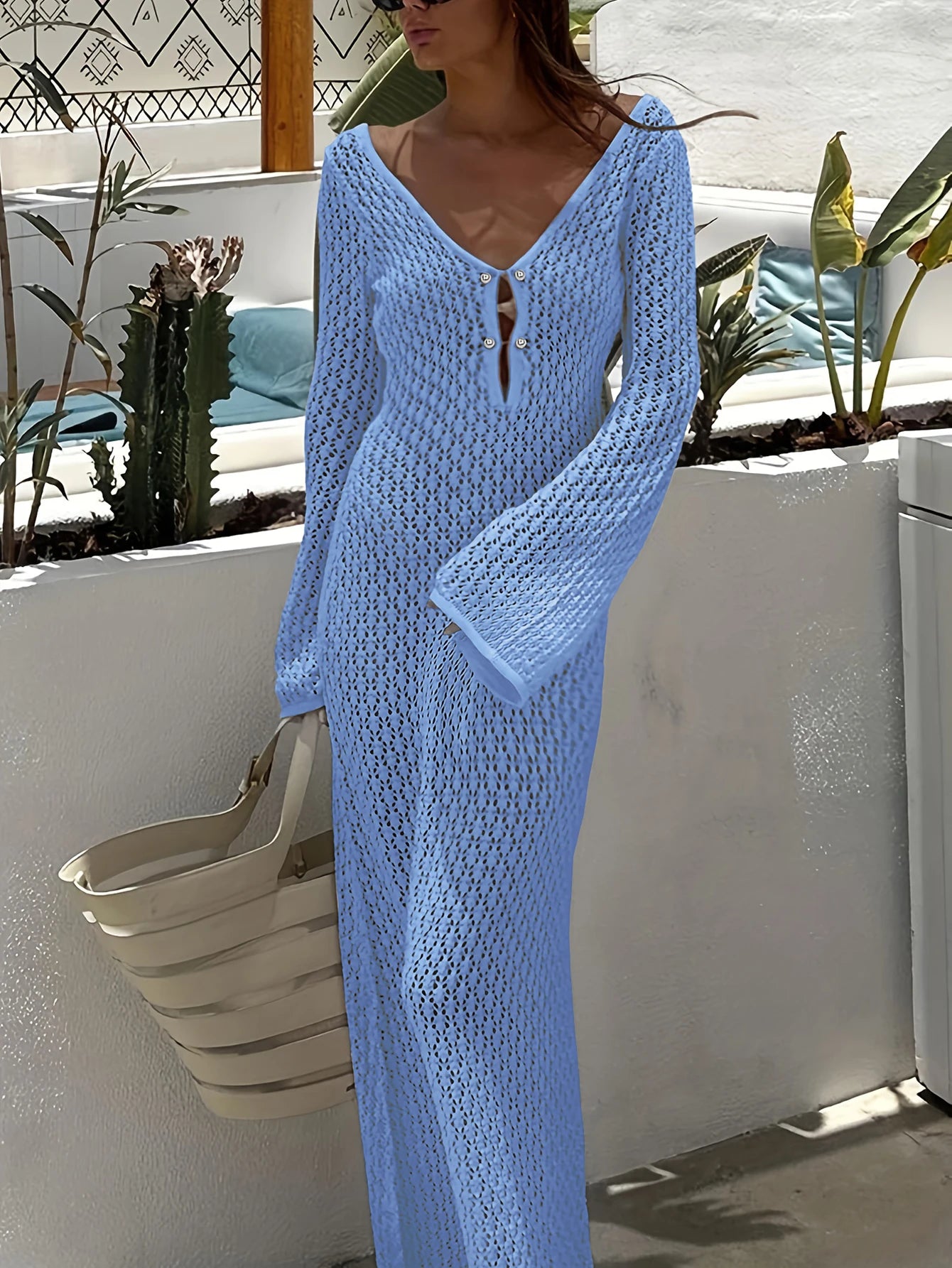 Saída de Praia Branca Sexy – Vestido Transparente com Manga Longa, Decote Profundo e Costas Nuas