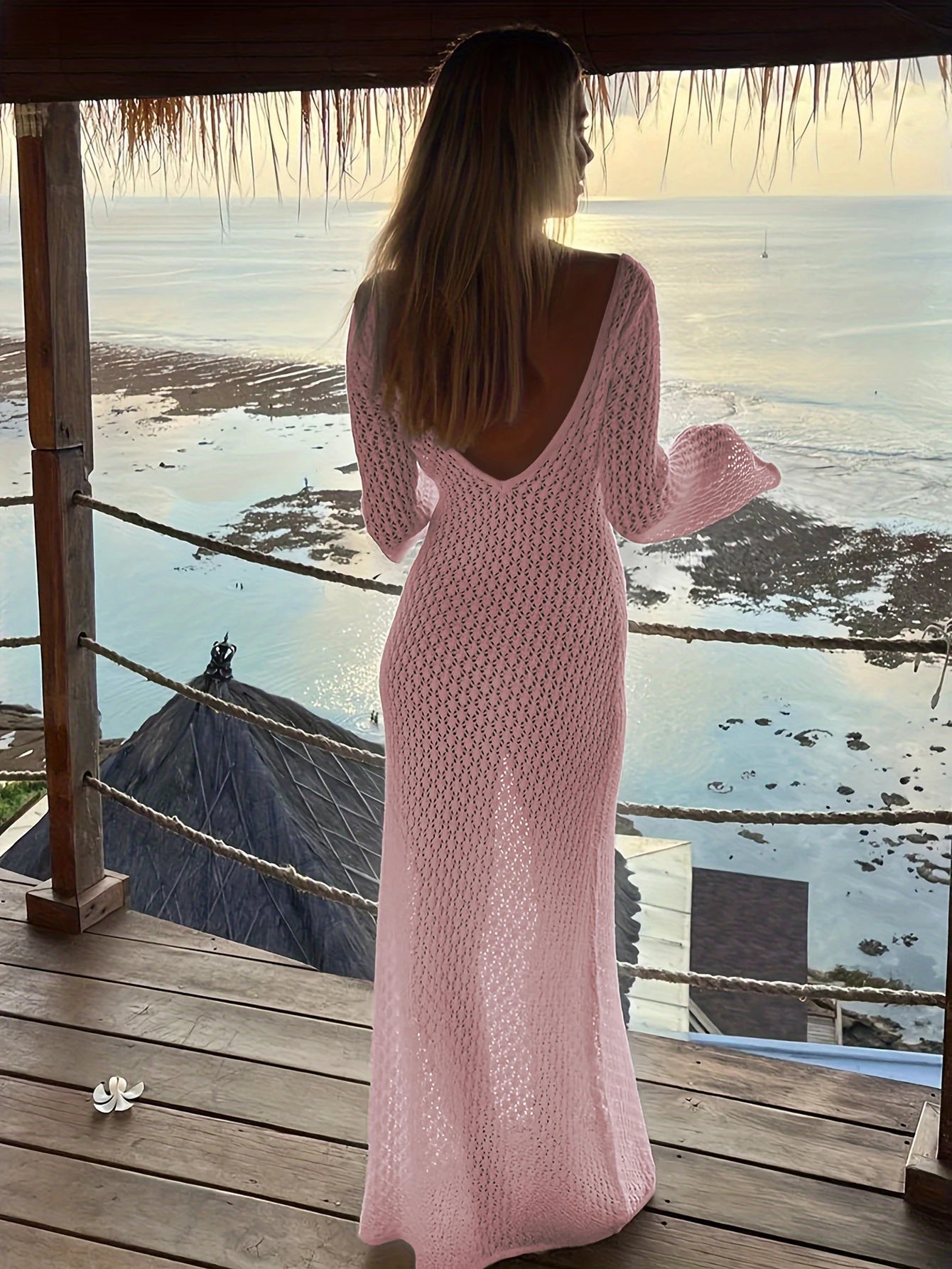 Saída de Praia Branca Sexy – Vestido Transparente com Manga Longa, Decote Profundo e Costas Nuas