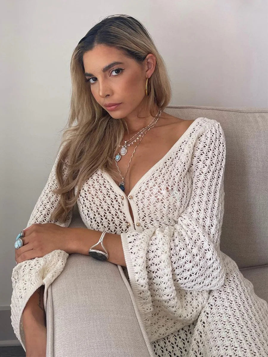 Saída de Praia Branca Sexy – Vestido Transparente com Manga Longa, Decote Profundo e Costas Nuas