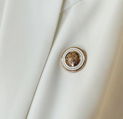 Blazer Cropped com Pérolas – Toque Coreano, Estilo Único e Caimento Solto para Looks de Impacto