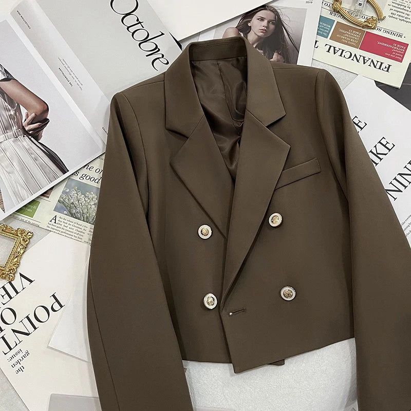 Blazer Cropped com Pérolas – Toque Coreano, Estilo Único e Caimento Solto para Looks de Impacto