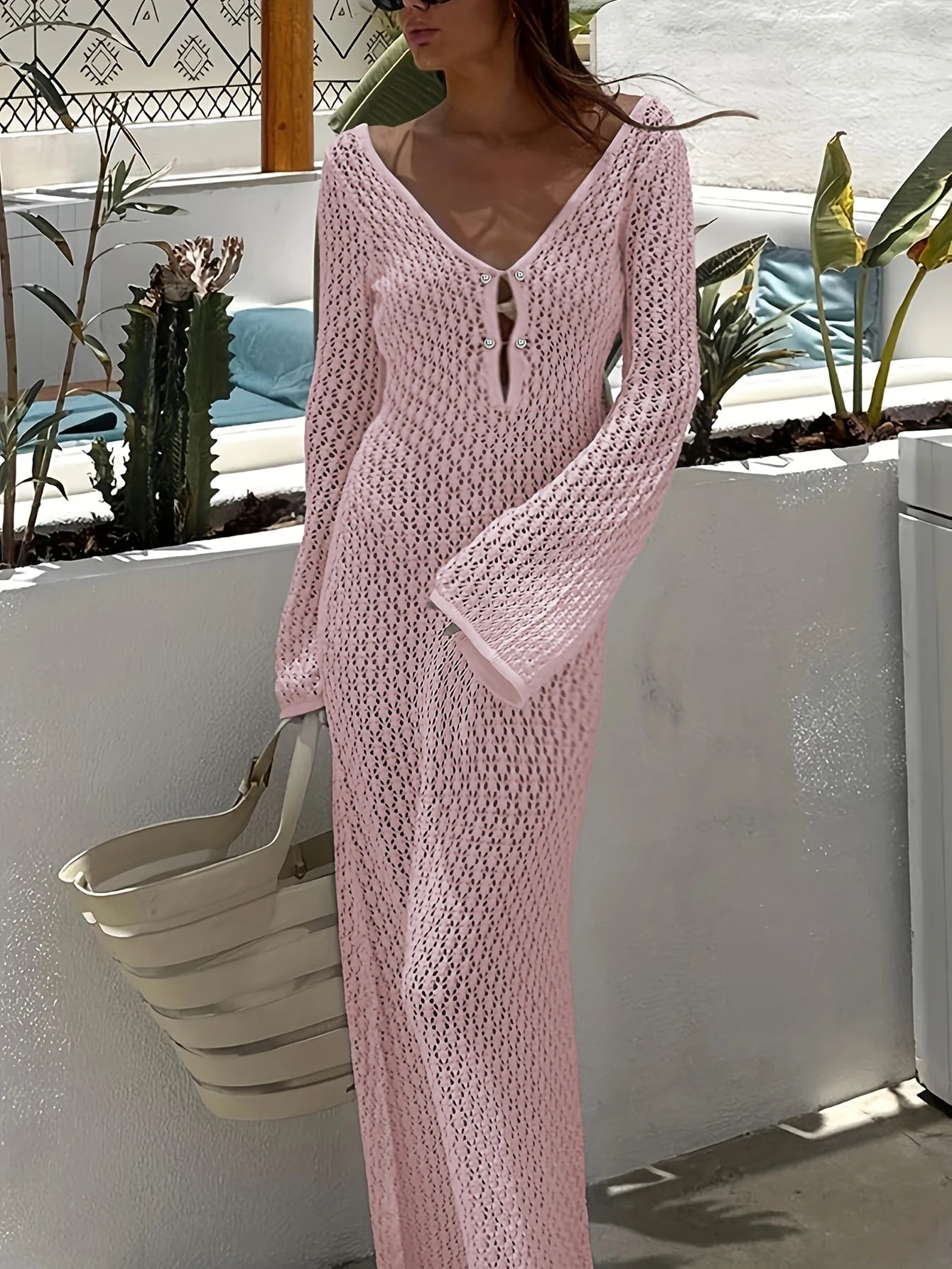 Saída de Praia Branca Sexy – Vestido Transparente com Manga Longa, Decote Profundo e Costas Nuas