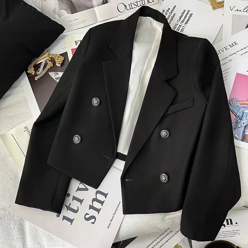 Blazer Cropped com Pérolas – Toque Coreano, Estilo Único e Caimento Solto para Looks de Impacto