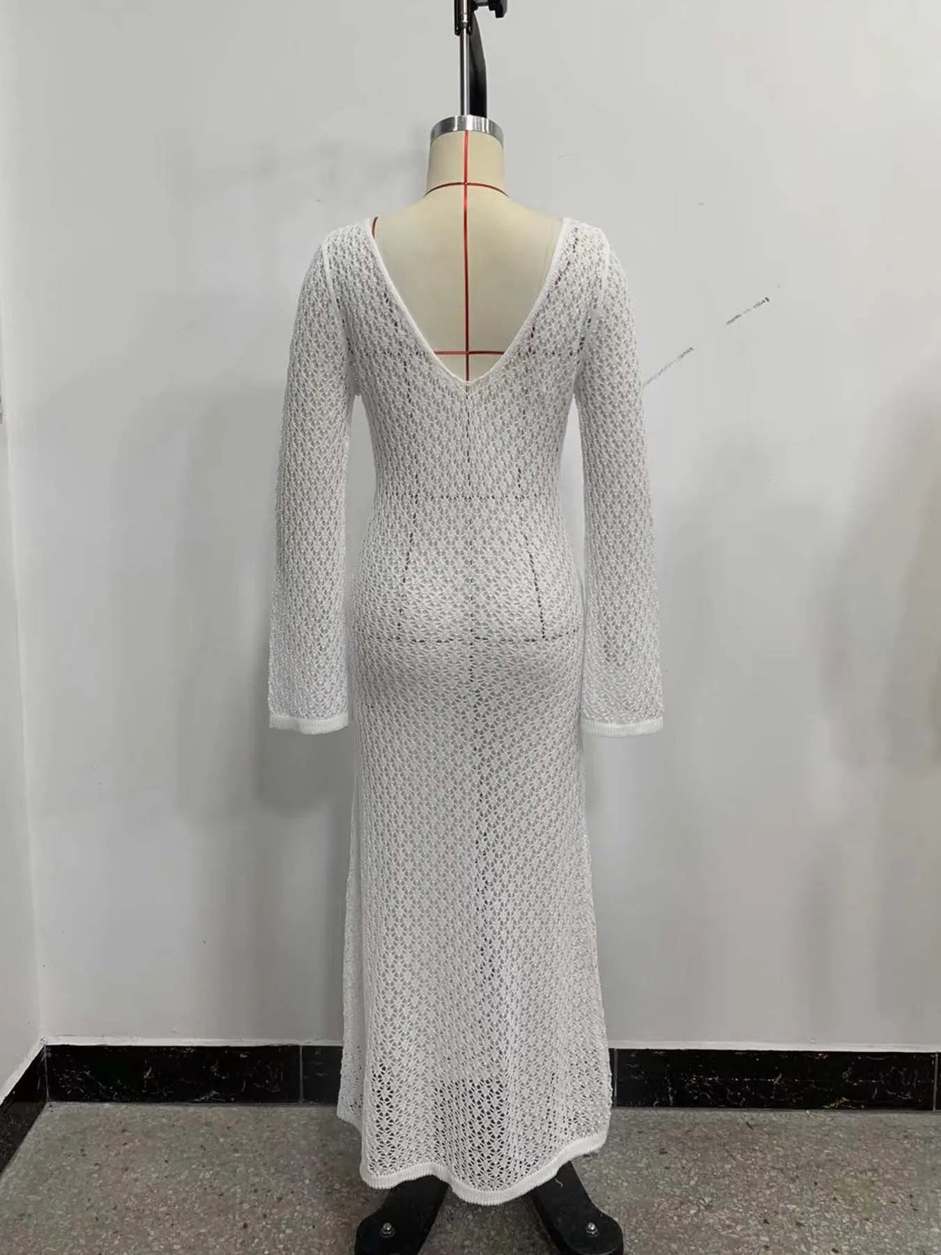 Saída de Praia Branca Sexy – Vestido Transparente com Manga Longa, Decote Profundo e Costas Nuas