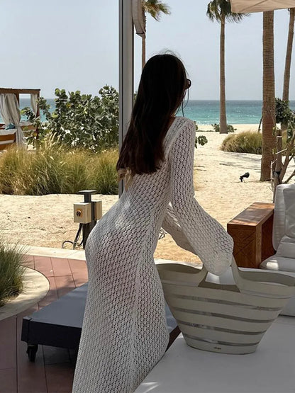 Saída de Praia Branca Sexy – Vestido Transparente com Manga Longa, Decote Profundo e Costas Nuas