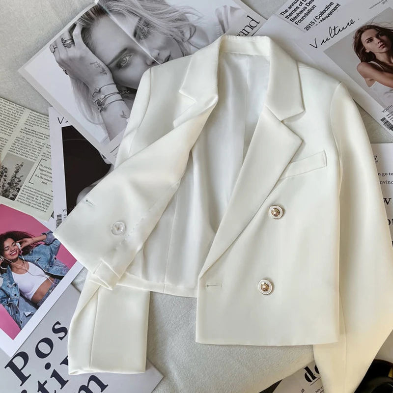 Blazer Cropped com Pérolas – Toque Coreano, Estilo Único e Caimento Solto para Looks de Impacto