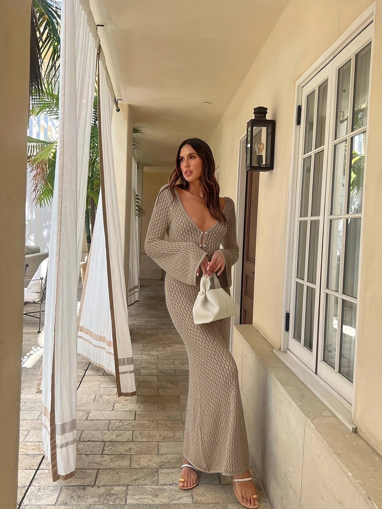 Saída de Praia Branca Sexy – Vestido Transparente com Manga Longa, Decote Profundo e Costas Nuas