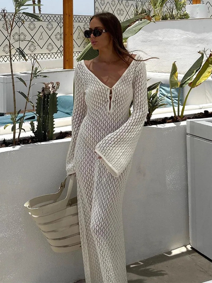 Saída de Praia Branca Sexy – Vestido Transparente com Manga Longa, Decote Profundo e Costas Nuas