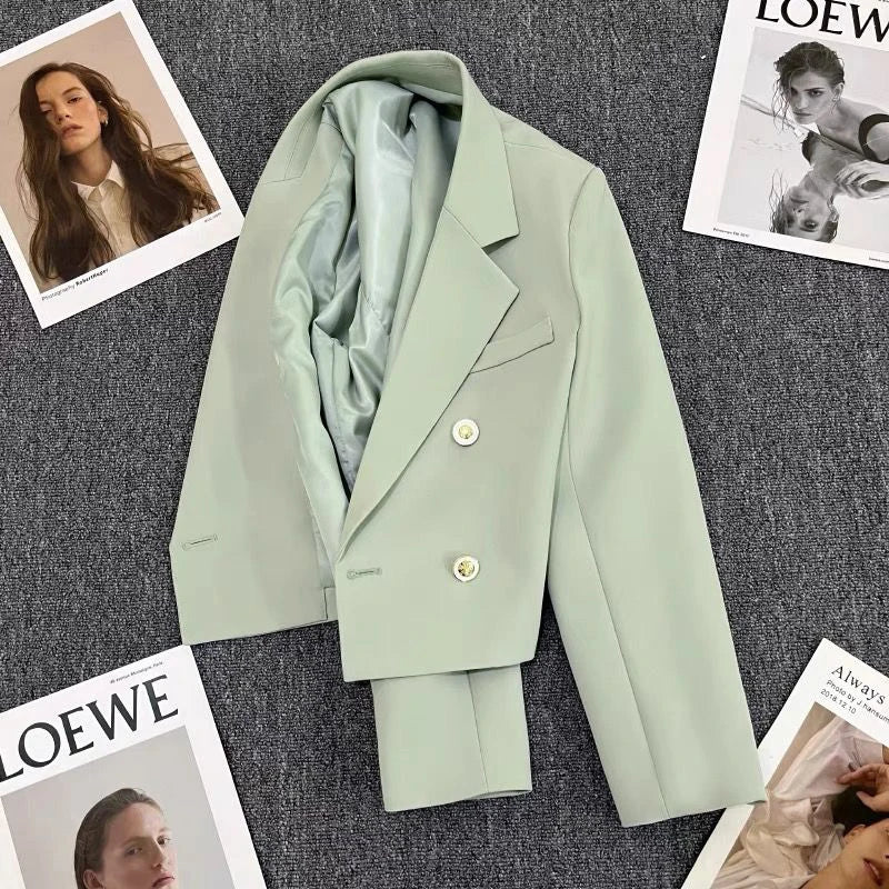 Blazer Cropped com Pérolas – Toque Coreano, Estilo Único e Caimento Solto para Looks de Impacto