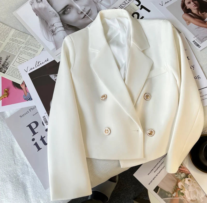 Blazer Cropped com Pérolas – Toque Coreano, Estilo Único e Caimento Solto para Looks de Impacto