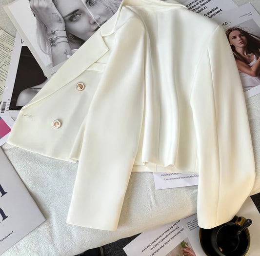 Blazer Cropped com Pérolas – Toque Coreano, Estilo Único e Caimento Solto para Looks de Impacto