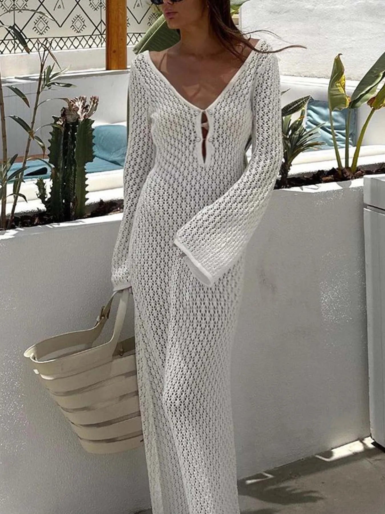 Saída de Praia Branca Sexy – Vestido Transparente com Manga Longa, Decote Profundo e Costas Nuas