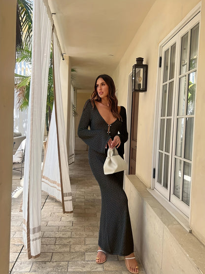 Saída de Praia Branca Sexy – Vestido Transparente com Manga Longa, Decote Profundo e Costas Nuas